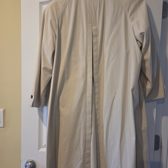 Burberrys Men's Classic Beige Trench Coat - Picture 9 of 12